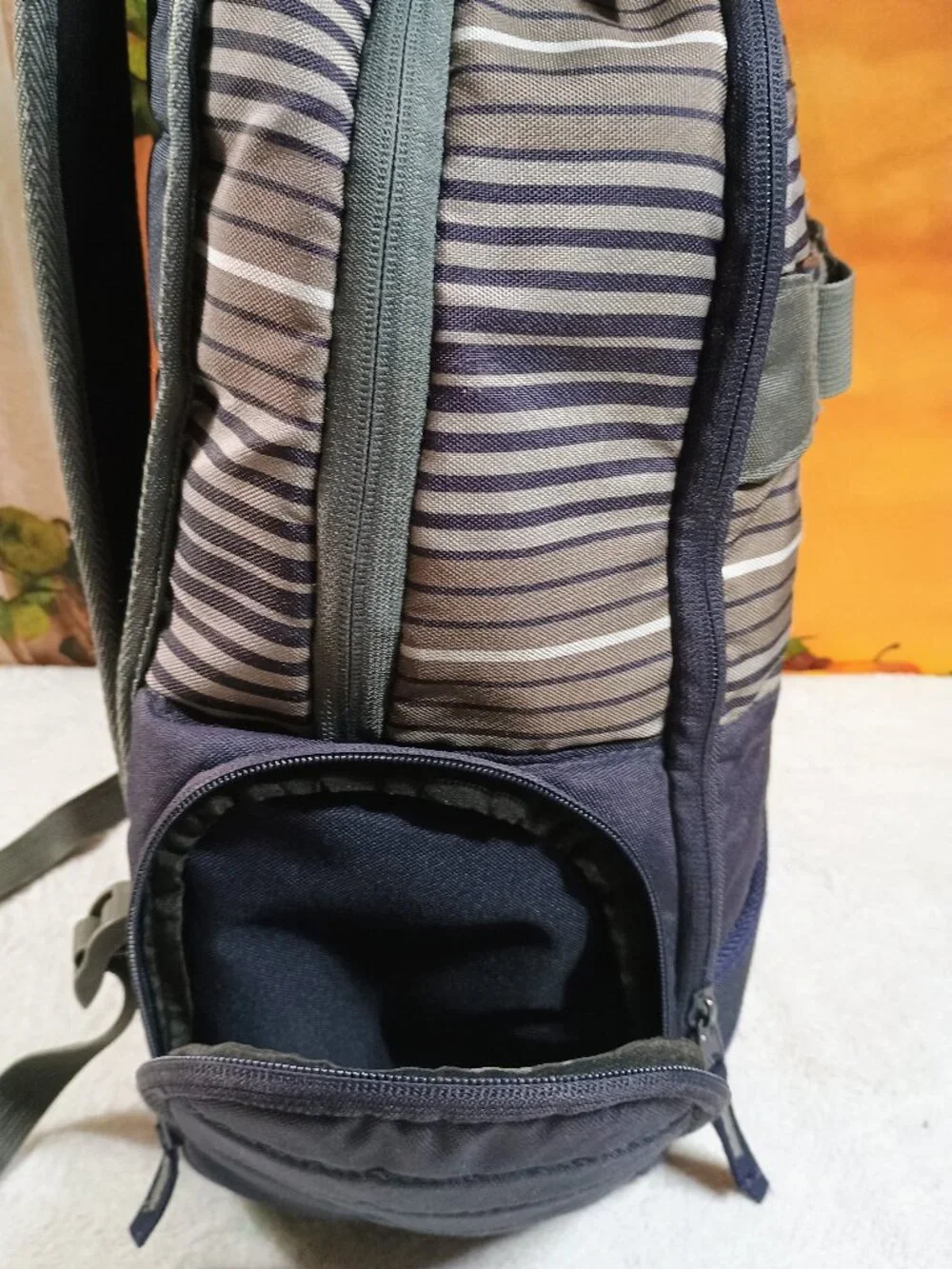 EUC VTG Skullcandy Navy Blue & Gray Striped Skateboard Backpack Tech Pocket